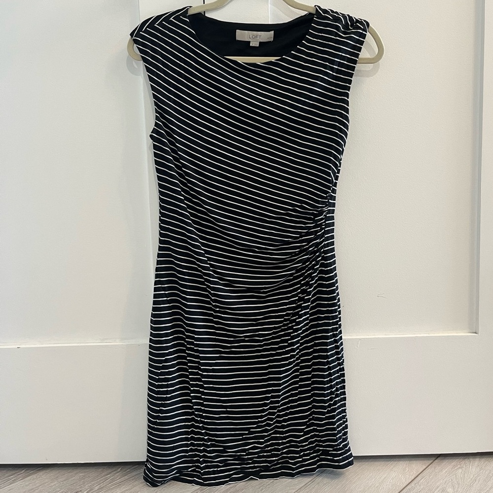 Women’s LOFT knee length dress size small petites